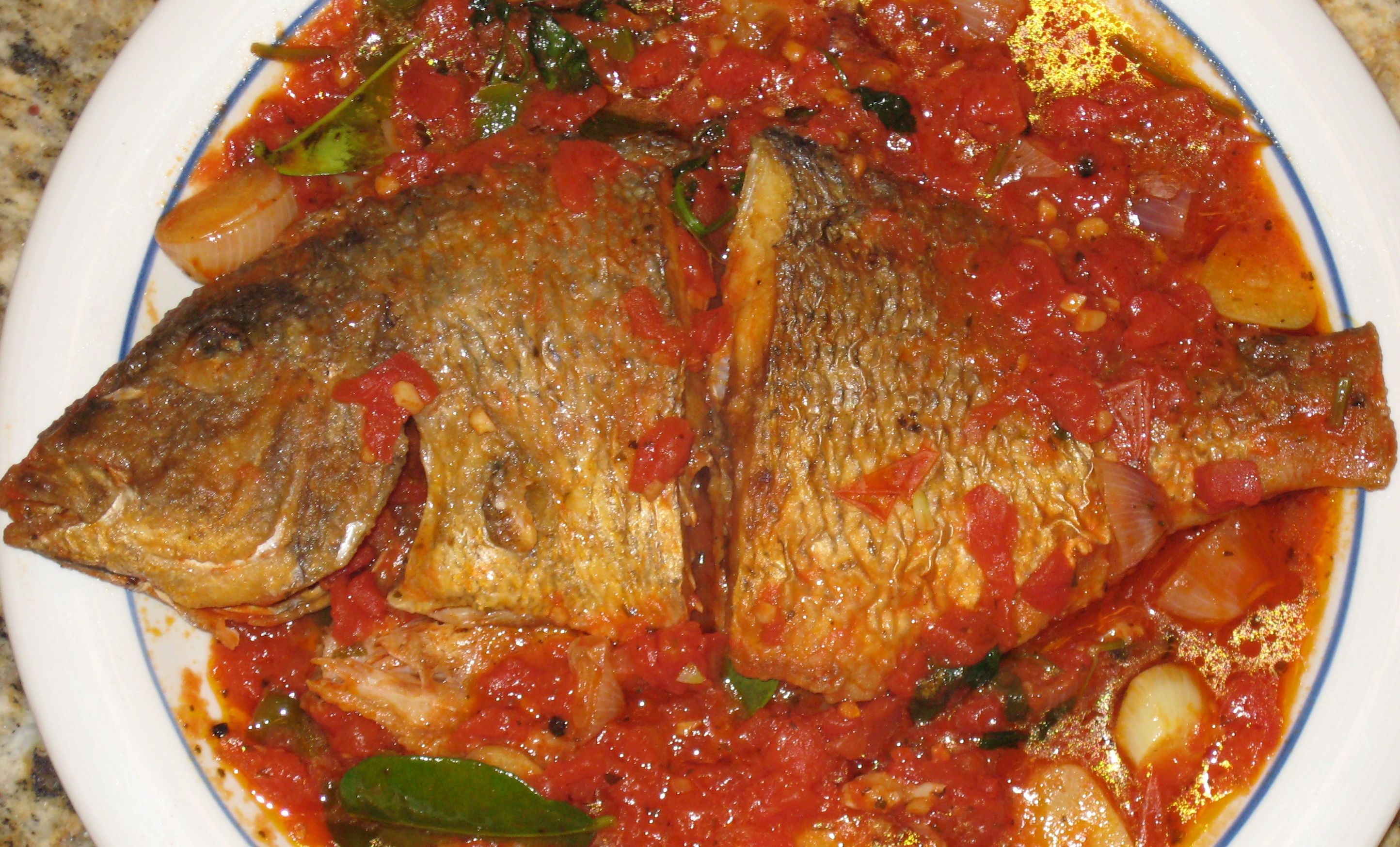 Жареная рыба подливом. Рыба по турецки. Жареная рыба по Самаркандский. Рыба в томатном соусе в духовке. Жареная рыба с томатном узбекский.